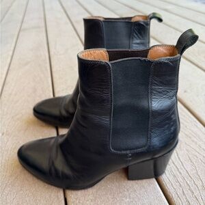 EUC FRYE Boots Black Leather Ankle Boots